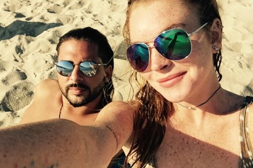 Lindsay Lohan και Ντένης Παπαγεωργίου: Το νέο τους επαγγελματικό βήμα στο κέντρο της Αθήνας