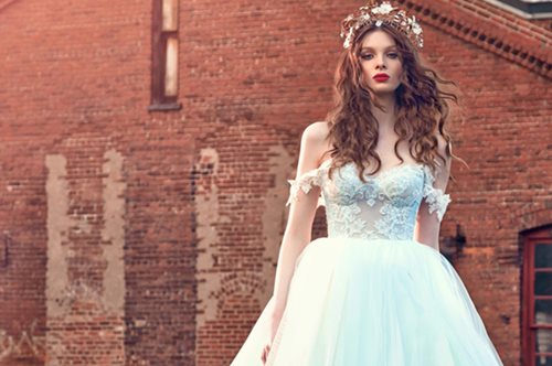 Ένα trend, που φορέσαμε όλες το καλοκαίρι, πέρασε στα νυφικά και θα κάνει πάταγο το 2017 