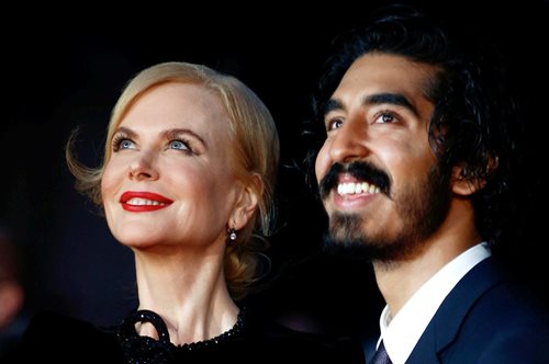 Η Νικόλ Κίντμαν φόρεσε την πιο σικ και αποκαλυπτική βελούδινη τουαλέτα