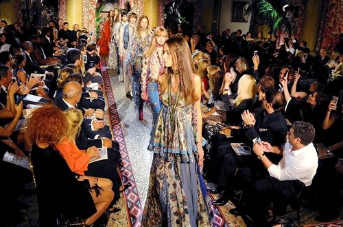 Ο Roberto Cavalli απολύει 200 εργαζομένους και τον διευθυντή δημιουργικού 