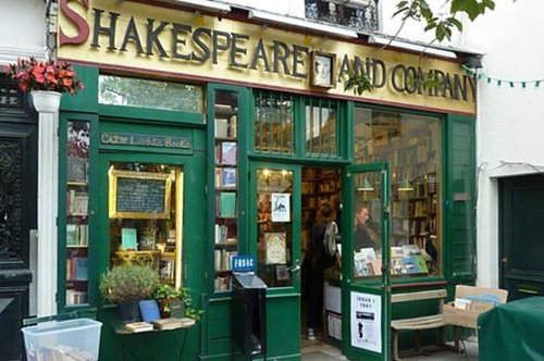 Μέσα στο βιβλιοπωλείο-κέντρο της αγγλο-αμερικανικής κουλτούρας του Παρισιού, στον Μεσοπόλεμο