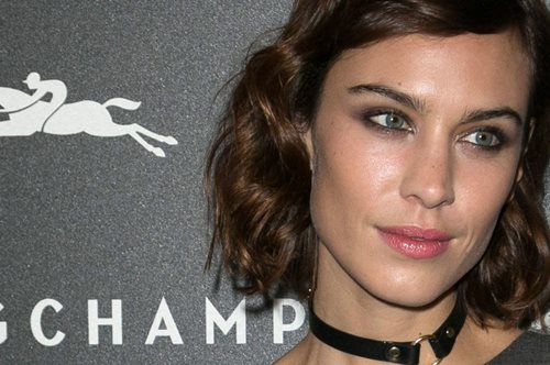 3 προϊόντα που θα σε βοηθήσουν να πετύχεις τις χαλαρές μπούκλες της Alexa Chung 