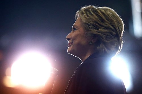 Aμερικανός αναρωτιέται τι θα συμβεί στις ΗΠΑ όταν η Χίλαρυ θα έχει την περίοδό της