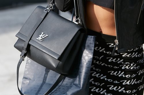 Γιατί αξίζει να πας μέχρι το Λονδίνο σήμερα για να αγοράσεις μια τσάντα Louis Vuitton