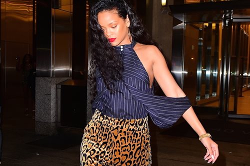 Θα συνδύαζες το λεοπάρ με το ριγέ όπως το τόλμησε η Rihanna; 