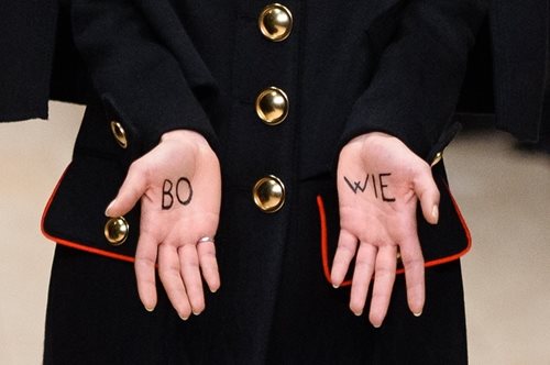 H Burberry αποτίει φόρο τιμής στο David Bowie στην πασαρέλα της νέας ανδρικής συλλογής F/W 2016