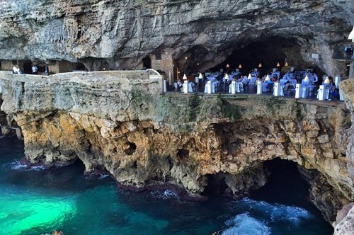 Ένα εστιατόριο χτισμένο μέσα σε σπηλιά σε περιοχή της Ιταλίας που κάποτε υπήρξε ελληνική αποικία