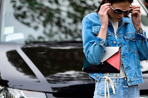 Το ένα και μοναδικό ρούχο που όλες οι γυναίκες στο Παρίσι φοράνε αυτή τη στιγμή 