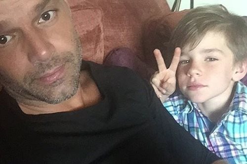 O Ρίκι Μάρτιν και οι γιοί του κάνουν πολύ καλή παρέα