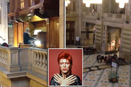 Μουσικός παίζει το 