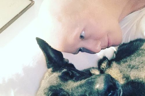 Η Shannen Doherty ξαπλωμένη στο κρεβάτι της χημειοθεραπείας - Μια συγκλονιστική εικόνα