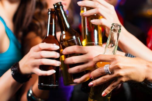 Νέα έρευνα δείχνει ότι οι γυναίκες καταναλώνουν αλκοόλ όσο και οι άνδρες. Μιλάμε για γερά ποτήρια