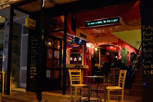 Όσο περισσότερο πίνεις, τόσο λιγότερα πληρώνεις. Το φθηνότερο bar της πόλης μετακόμισε σε νέο χώρο 