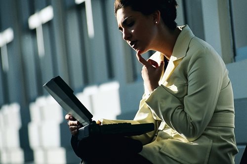 Οι γυναίκες δουλεύουν 39 ημέρες παραπάνω από τους άντρες