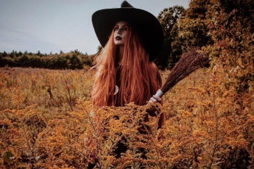 Ο παράξενος, σκοτεινός, κόσμος μιας πραγματικής μάγισσας 