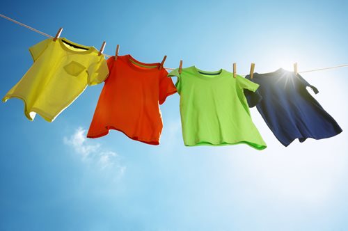 Ο σοβαρός λόγος για τον οποίο δεν πρέπει να απλώσετε ξανά τα ρούχα μέσα στο σπίτι