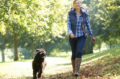 Υπάρχει κάτι απλό που μπορείς να κάνεις όταν περπατάς και να καις περισσότερες θερμίδες