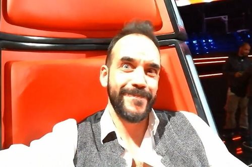 Ο Πάνος Μουζουράκης γυρίζει βίντεο από την καρέκλα του The Voice