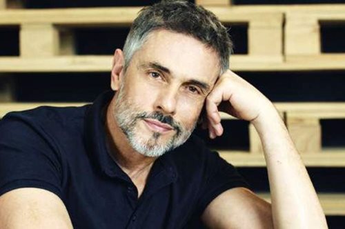 Αγνώριστος, με μούσια και μαλλιά, ο Σταύρος Ζαλμάς 