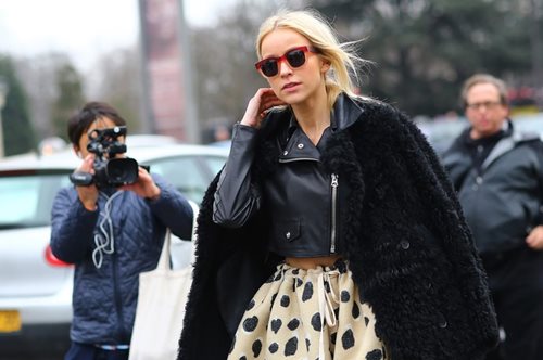 Η περίεργη ομορφιά των (μπλε) Slippers με πέρλες από τη Miu Miu 