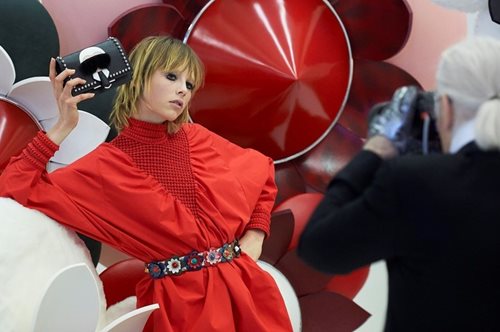 O Karl Lagerfeld φωτογραφίζει τη νέα καμπάνια της Fendi