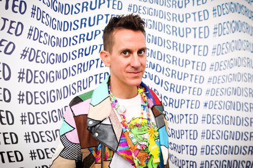 Ο Jeremy Scott υπογράφει ρούχα που μοιάζουν με σύντομα ανέκδοτα