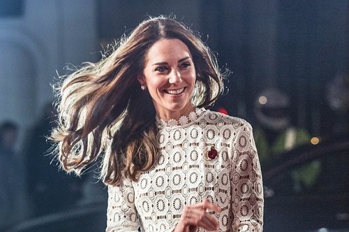 Το αναπάντεχα αποκαλυπτικό φόρεμα της Κέιτ Μίντλετον και τα τέλεια πόδια της Δούκισσας