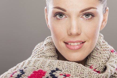 Πλέξτε τα κασκόλ του χειμώνα σε 20 λεπτά χωρίς να χρησιμοποιήσετε βελόνες 