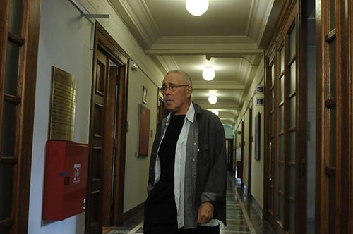 Με τρια πουκάμισα πήγε ο Ζουράρις στο υπουργικό (το ένα πάνω στο άλλο)