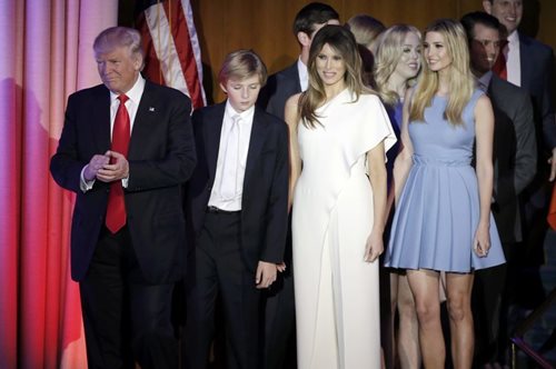 Το στυλ της Μελάνια Τραμπ: Τι φόρεσε στην 1η δημόσια εμφάνισή της ως πρώτη κυρία των ΗΠΑ 