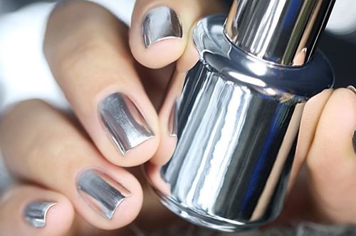 Το Νο1 trend στα νύχια λειτουργεί και ως καθρέφτης (του κακού γούστου)