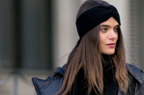 Πώς να στεγνώσεις τα μαλλιά σου γρηγορότερα, χωρίς πιστολάκι και χωρίς να σπάσουν οι άκρες 