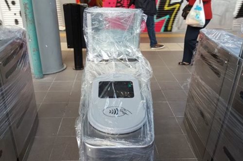 Μπαίνουν οι μπάρες στο Μετρό της Αθήνας. Πώς θα λειτουργεί το νέο σύστημα