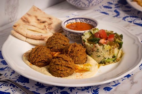 Το καλύτερο φαλάφελ βρίσκεται στην πλατεία Βαρνάβα και το φτιάχνει ένα ζευγάρι σκηνοθετών