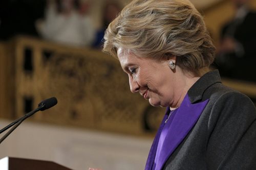 Γιατί είναι σημαντικός ο λόγος που η Χίλαρι Κλίντον φόρεσε μωβ στην ομιλία παραδοχής της ήττας;