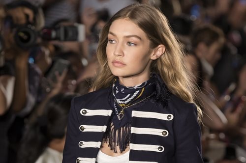 To συγκλονιστικό Roberto Cavalli παλτό που φόρεσε η Τζίτζι Χαντίντ