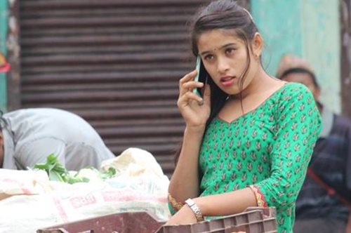 Mια εντυπωσιακά όμορφη μανάβισσα στο Νεπάλ κατέκτησε τη μεταλλική καρδιά του Internet