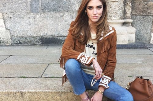 Γιατί όλες οι γυναίκες ενθουσιάστηκαν με αυτό το καινούργιο trend στα τζιν παντελόνια; 