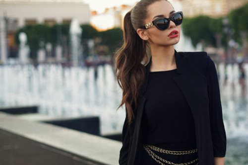 Low ponytail: Το χτένισμα που επικρατεί στο street style είναι ιδανικό αν είσαι καλεσμένη σε γάμο