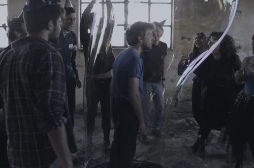 Only lovers left alive: To spot από το Koukoutsi κοιτάζει στα μάτια τους μικρομηκάδες 