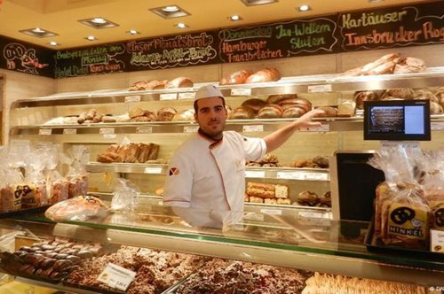 Oυρές σε φούρνο της Γερμανίας για ψωμί που φτιάχνει Έλληνας αρτοποιός