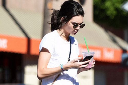 O πιο στιλάτος τρόπος να φορέσεις τζιν και λευκό T-Shirt είναι ο τρόπος της Κένταλ Τζένερ