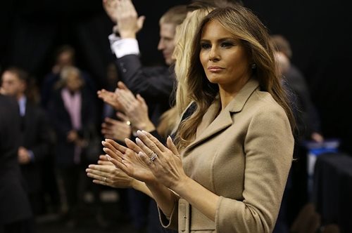 Διάσημη σχεδιάστρια αρνείται να ντύσει τη Μελάνια Τραμπ και ζητά να τη μιμηθούν οι Οίκοι