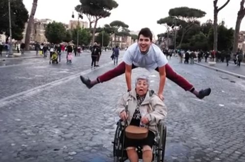 Κρητικός πραγματοποίησε το πιο τρελό όνειρο της 83χρονης γιαγιάς του: Την πήγε στη Ρώμη