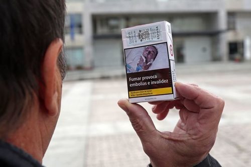 Ισπανός μη καπνιστής κάνει μήνυση σε αυτούς που τον έβαλαν στα πακέτα τσιγάρων 