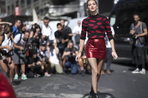 Η Κιάρα Φεράνι διαμορφώνει νέους στιλιστικούς κανόνες για το καλσόν 