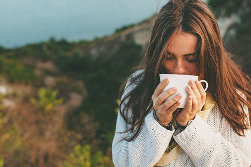 6 πράγματα που συμβαίνουν στο σώμα σου εάν πίνεις ζεστό νερό με άδειο στομάχι κάθε πρωί