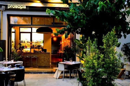 Δεν είναι αστικός μύθος. Οι βραδιές στα Prosopa μένουν χαραγμένες στη μνήμη για καιρό