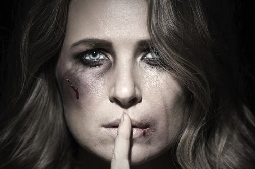 Το προφίλ της κακοποιημένης Ελληνίδας: Μορφωμένη, νέα και παντρεμένη