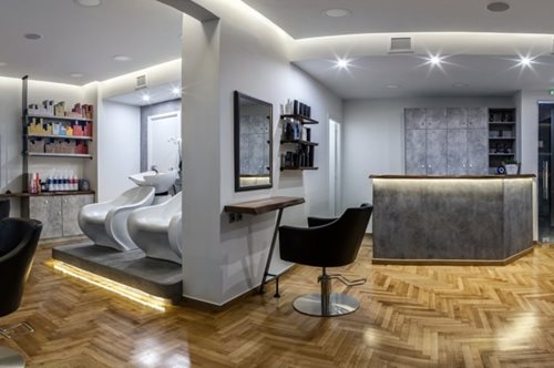 Πώς ένα εγκαταλελειμένο μαγαζί στο Κολωνάκι μετατράπηκε σε σύγχρονο κομμωτήριο. Το πριν και το μετά 